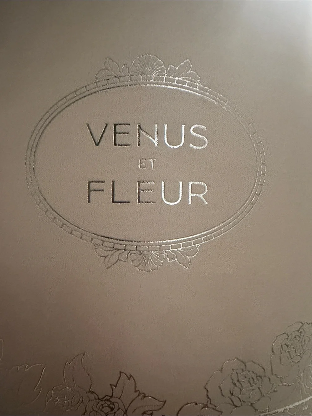 LARGE ROUND Venus et Fleur White Hatbox Arrangement
